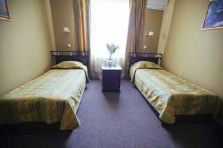 Гостиница Версаль Старый Оскол Бюджетный двухместный номер с 2 отдельными кроватями-1